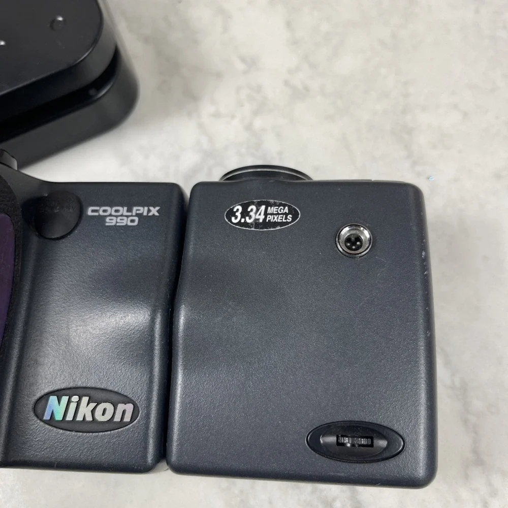 Nikon COOLPIX 995 3.2MP Digital Camera - NO TESTED
